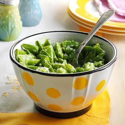 frischer Zuckererbsensalat mit Zwiebeldressing