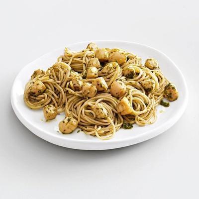 Jakobsmuschel-Pesto mit Fadennudeln
