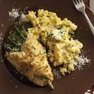 wilde Pilzkruste-Schweinekoteletts mit sahnigem Rosmarin-Parmesan-Polenta