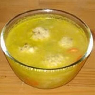 Passah-Suppe mit Hühnchenknödeln