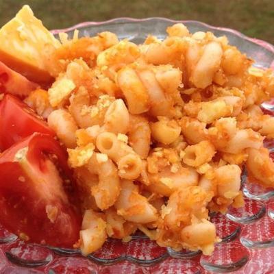 Gebackene Makkaroni und Käse mit Tomaten
