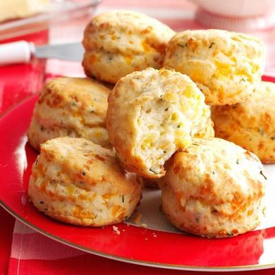 Flockige Cheddar-Schnittlauch-Kekse
