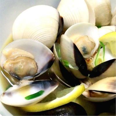 gedämpfte Muscheln in Butter und Sake