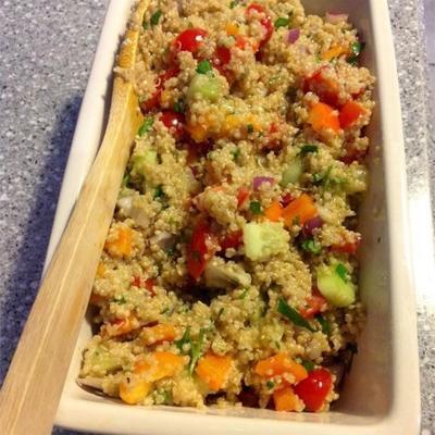 Quinoa-Gemüsesalat mit pikanter Vinaigrette