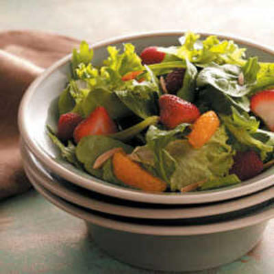 grüner Beeren-Salat mit orange Vinaigrette