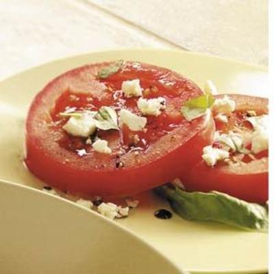 Tomatenscheiben mit Feta-Käse und Basilikum