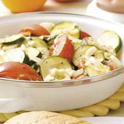 Zucchini mit Zwiebeln und Mozzarella