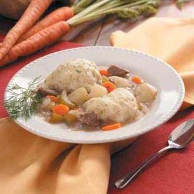 pikanter Rindereintopf mit knusprigen Knödeln