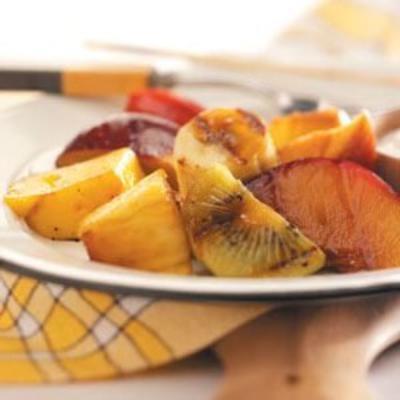 saisonal gegrilltes Obst mit Zitrusglasur