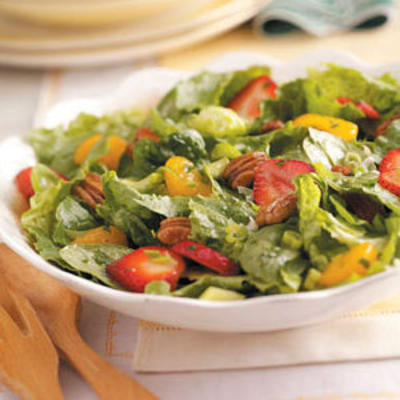 Salat mit Früchten und Nüssen