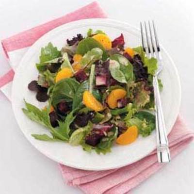 Gebratene Rüben und gemischter Blattsalat