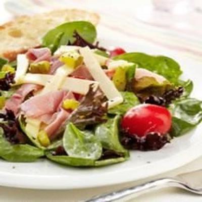 Salat mit Schinken, Gartengemüse und Frühlingsmischung mit Schweizer Käse