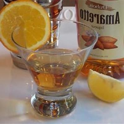 Amaretto-Sauer-Cocktail