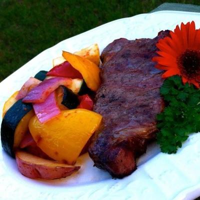 plankiertes New York Strip Steak mit gegrilltem Gemüse
