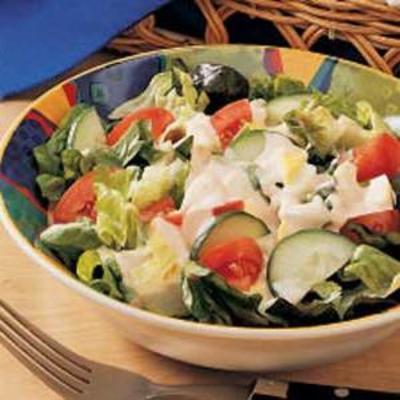 Salat mit cremigem Dressing