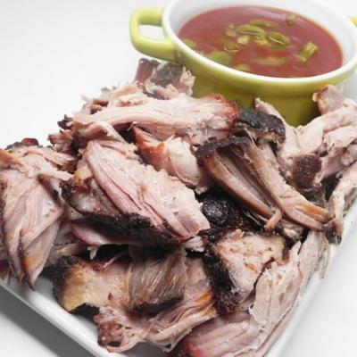 Affe zog Schweinefleisch