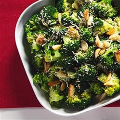 Knoblauch gebratener Broccoli mit Parmesankäse