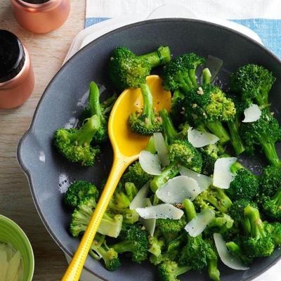 Brokkoli mit Knoblauch und Asiago