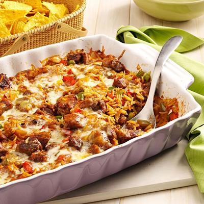 Schweinefleisch-Carnitas mit Orzo und Paprika in rotem Maulwurf sa