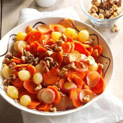 orange glasierte Karotten, Zwiebeln und Rettiche mit Walnüssen