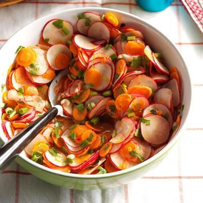 Radieschen-, Karotten- und Koriander-Salat