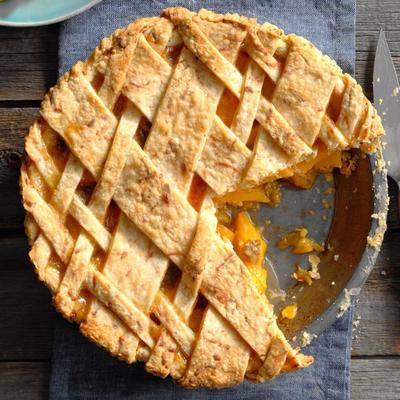 Pfirsichkuchen mit grünem Chili und Cheddar