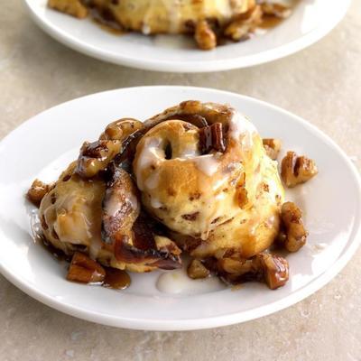 bourbongetränktes Speck-Ingwer-Zimt-Brötchen