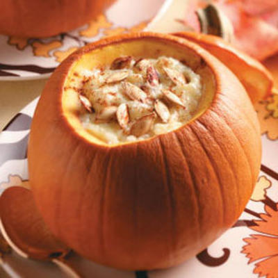 Pudding in einem Kürbis