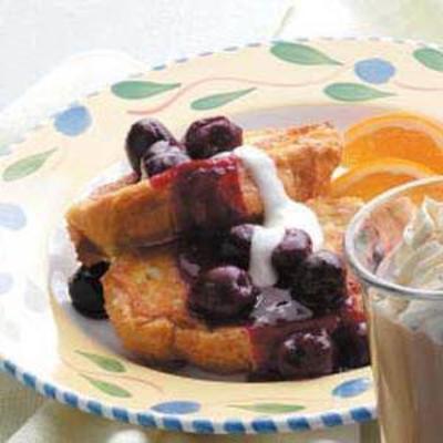 gebackener French Toast mit Kirschspitze