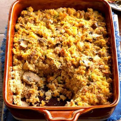 Wurst- und Pilz-Maisbrot-Dressing