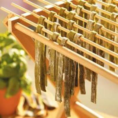 Basilikum-Nudeln mit Knoblauchsahnesauce und frischem Gemüse