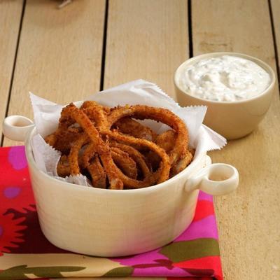 Knoblauchzwiebelringe mit Blauschimmelkäse-Dip