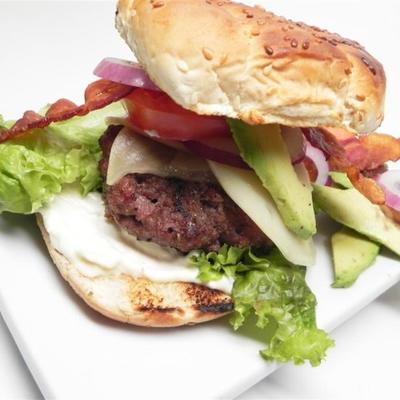 Jumbo-Speck-Avocado-Meerrettich-Cheeseburger