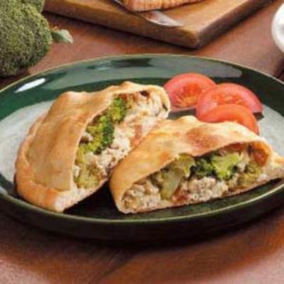 Hühnchen- und Broccolli-Calzone mit geräuchertem Mozzarella