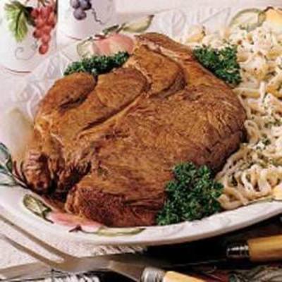 Chuck Braten mit hausgemachten Nudeln