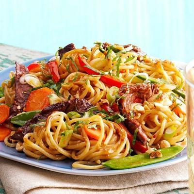 Thai-Nudeln mit gebratenem Rindfleisch und Erdnuss-Sauce