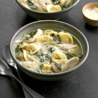 Hähnchen-Käse-Tortellini-Suppe mit Spinat