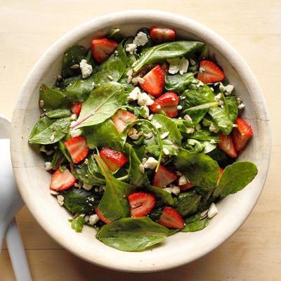 mit Erdbeer geworfener Salat