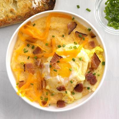 cremige, käsige Körner mit pochiertem Ei