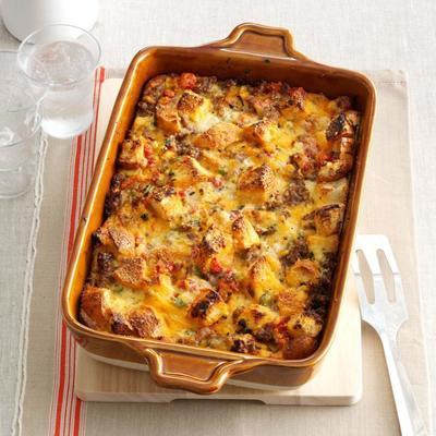 Tomaten-, Wurst- und Cheddar-Brotauflauf