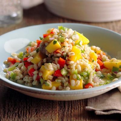 scharfer Mango-Gerstensalat