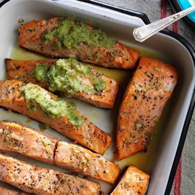gegrillter Ingwerlachs mit Gurkenkalk-Vinaigrette