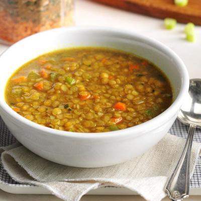 rote Linsensuppe mischen