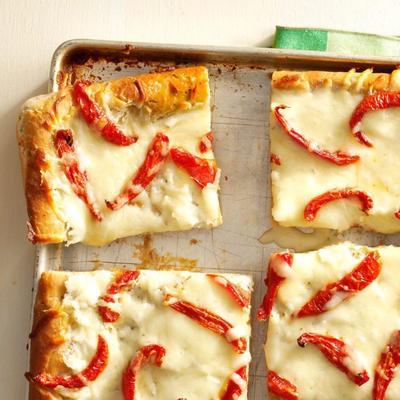 weiße Pizza mit gerösteten Tomaten
