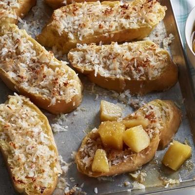gebackene Kokosnuss French Toast mit Ananas-Rum-Sauce