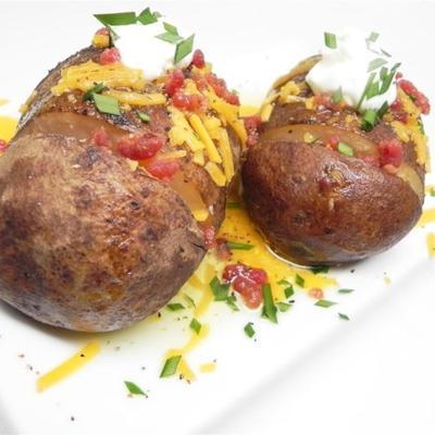 beladene hasselback Kartoffeln