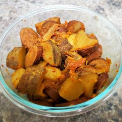 Easy Slow Cooker Putenwurst, Kartoffeln und Kimchi