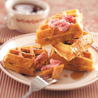 Kürbis-Pekannuss-Waffeln mit Ahorn-Cranberry-Butter