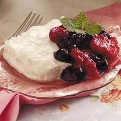 Heidelbeeren und Erdbeeren auf einer Wolke