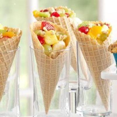 Obstsalat in einer Tasse